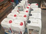 de nombreux conteneurs remplis de liquide posés sur une palette dans un entrepôt