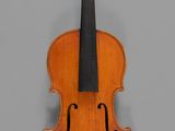 un vieux violon avec un archet accroché au mur