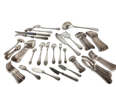 un assortiment de couverts, notamment des fourchettes et des cuillères, posés sur un fond blanc