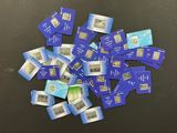 une pile de cartes bleues et blanches posée sur une table
