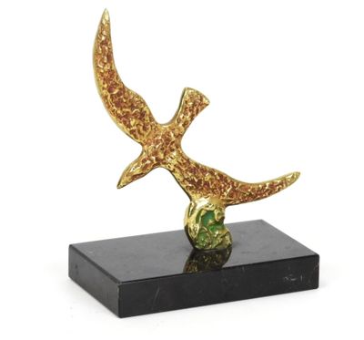 sculpture représentant un oiseau posé sur une boule, reposant sur un socle en marbre noir