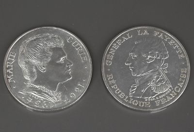 un gros plan sur les deux faces d'une même pièce