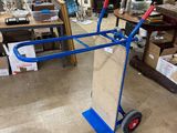 un chariot à roulettes au milieu d'une pièce remplie de meubles