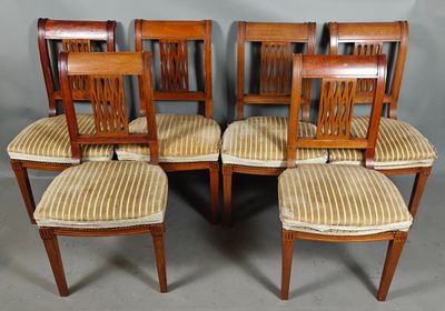 six chaises, dont six avec une assise rembourrée et une avec une assise non rembourrée