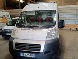 une camionnette blanche garée dans un garage