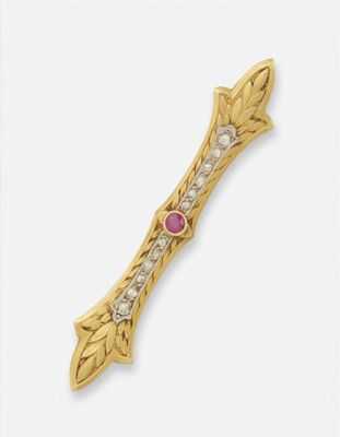 une broche en or et rubis en forme de « broochle » avec des feuilles