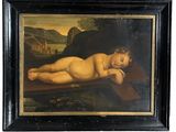 un vieux tableau représentant un bébé allongé sur une croix, dans un cadre noir