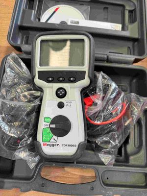une boîte contenant un thermomètre numérique, posée sur une table