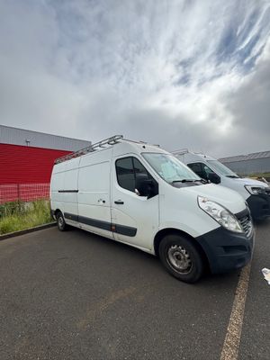 une camionnette blanche garée dans un parking