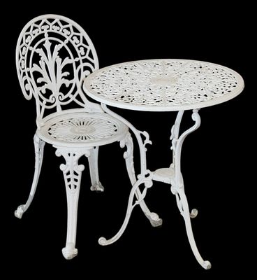 une image représentant une table blanche et deux chaises sur fond noir