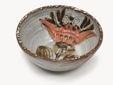 un petit bol décoré d'un motif