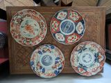 quatre assiettes posées sur une table