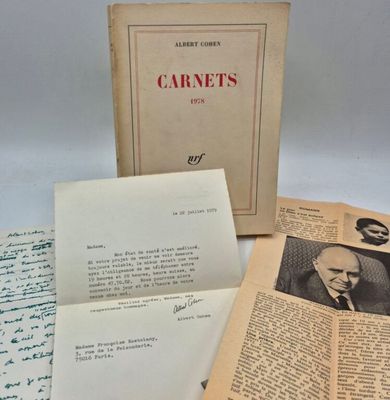 un vieux livre sur lequel figure la photo d'un homme en costume assis sur une table