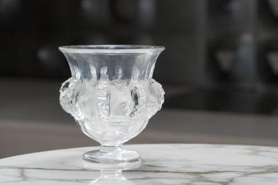 un vase en verre posé sur une table en marbre
