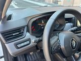 le tableau de bord d'une voiture avec un volant et des commandes sur le tableau de bord