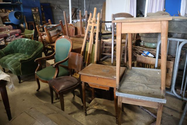 Important lot de mobilier anciens (chaises, fauteuils, canapé, ta...