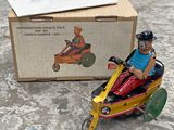une petite voiture miniature avec un petit bonhomme dessus et une boîte