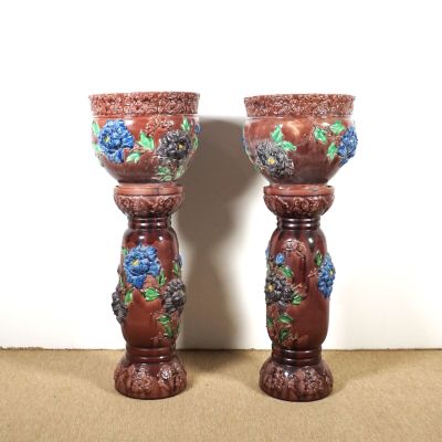 deux vases décorés de fleurs