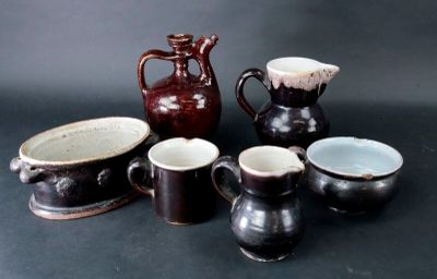 Lot de six pièces en céramique à émail brun dont verseuses, …