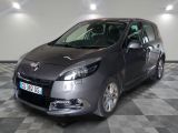 la voiture grise est garée sur un sol en damier dans le garage