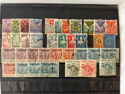 une ancienne collection de timbres exposée dans une vitrine noire