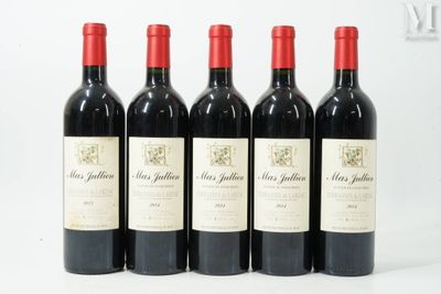 quatre bouteilles de vin rouge sont alignées