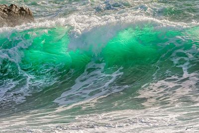 un homme sur une planche de surf, chevauchant une vague dans l'océan