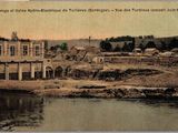 une photo d'une carte postale représentant une ville au bord de l'eau