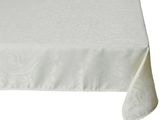 un gros plan d'une table recouverte d'une nappe blanche