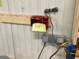 un établi avec de nombreux outils