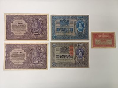 cinq billets de banque britanniques différents sont exposés sur une surface blanche