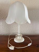 Lampe nénuphar blanche avec un abat-jour en textile blanc (photo 5)