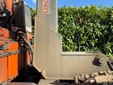 un tracteur qui est à l'arrêt dans la boue