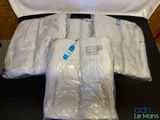un lit recouvert de nombreux draps blancs