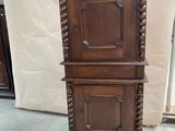 paire d'armoires anciennes en bois, avec des panneaux et des portes sculptés