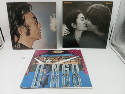 deux disques vinyles représentant un couple en train de s'embrasser sur une table