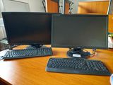 deux écrans d'ordinateur et un clavier sur un bureau