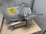 une photo d'une trancheuse à viande posée sur un plan de travail