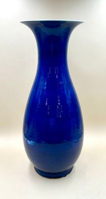 un vase bleu posé sur une table