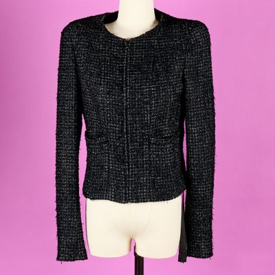 une veste noire et blanche sur un mannequin mannequin mannequin mannequin mannequin mannequin mannequin mannequin mann