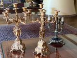une table en verre sur laquelle sont posées des bougies, dans un salon