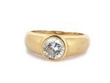 un gros plan d'une bague en or jaune sertie d'un diamant blanc