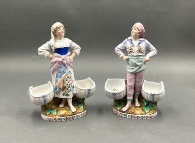 Deux sujets en porcelaine émaillée polychrome à décor de jeu…