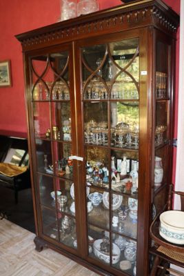 une vitrine en verre dans un coin de la pièce
