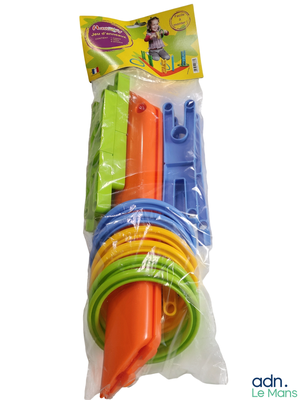 un tas de jouets en plastique dans un sac, sur fond blanc