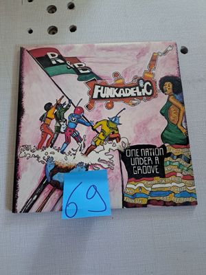 la photo d'un livre sur lequel figurent des personnes
