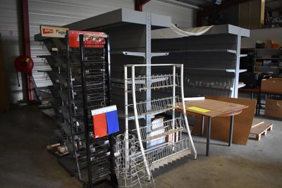 beaucoup d'objets qui s'entassent dans le garage