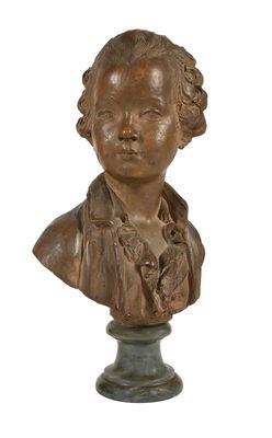 buste en bronze d'un garçon sur un socle, sur fond blanc
