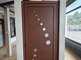 une porte marron percée de trous dans une pièce