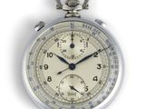 un gros plan d'une montre de poche en argent sur fond blanc